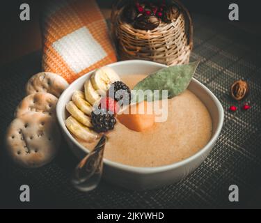 Ein gesundes Frühstück mit Früchten in einer Schüssel Stockfoto