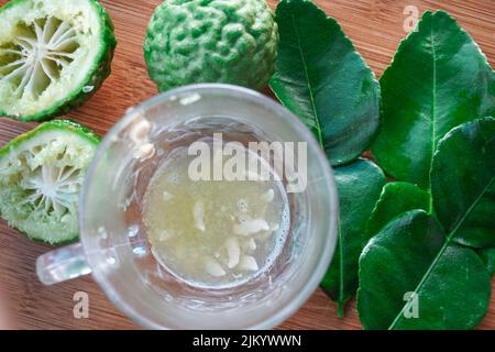 Bergamotte oder Kaffir Limette frisch gepresster Saft Stockfoto