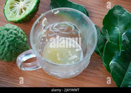 Bergamotte oder Kaffir Limette frisch gepresster Saft Stockfoto