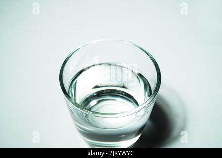 Glas Wasser auf weißem Hintergrund. Studioaufnahme Stockfoto