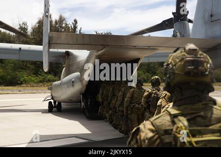 MARINE CORPS TRAINING AREA BALGES, Hawaii (14. Juli 2022) Australische Soldaten besteigen ein U.S. Marine Corps MV-22 Fischadler, der Marine Medium Tiltrotor Squadron 363, Marine Air-Ground Task Force 7, Juli 14, zugewiesen wurde. 26 Nationen, 38 Schiffe, drei U-Boote, mehr als 170 Flugzeuge und 25.000 Mitarbeiter nehmen vom 29. Juni bis zum 4. August an der RIMPAC 2022 in und um die Hawaii-Inseln und Südkalifornien Teil. Die weltweit größte internationale maritime Übung, RIMPAC 2022, bietet eine einzigartige Ausbildungsmöglichkeit und fördert und pflegt kooperative Beziehungen unter den Teilnehmern cri Stockfoto