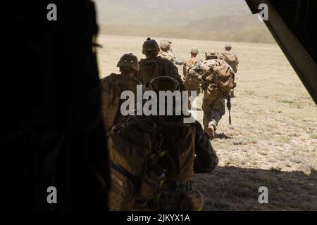 BALGES AIR FORCE STATION, Hawaii (19. Juli 2022) U.S. Marines assigned to Battalion Landing Team 3. Bataillon, 4. Marine Regiment, Marine Air-Ground Task Force 7, debrinde from a U.S. Marine Corps MV-22 Osprey in Support of Rim of the Pacific (RIMPAC) 2022, July 19. 26 Nationen, 38 Schiffe, drei U-Boote, mehr als 170 Flugzeuge und 25.000 Mitarbeiter nehmen vom 29. Juni bis zum 4. August an der RIMPAC 2022 in und um die Hawaii-Inseln und Südkalifornien Teil. Die weltweit größte internationale maritime Übung, RIMPAC 2022 bietet eine einzigartige Ausbildungsmöglichkeit und fördert und Stockfoto