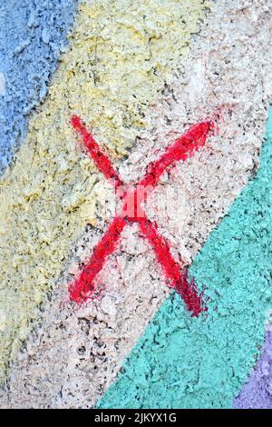 Rotes Schild an Steinmauer Nahaufnahme, bautechnische Vielfalt Stockfoto