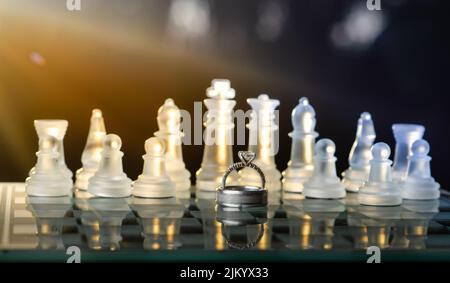 Eine Nahaufnahme von Ringen mit Schachfiguren auf dem Hintergrund Stockfoto