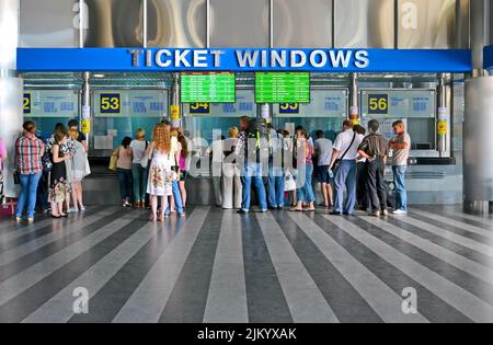 Kiew Hauptbahnhof in Kiew, Ukraine. 1. der Bahnhof wurde 1868-1870 in Kiew eröffnet (Projekt des Architekten Vishnevsky N.). Stockfoto