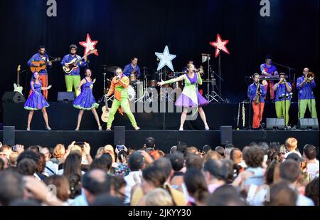 Die Kindermusikgruppe El Pot Petit tritt beim Festival der Jardins von Terramar in Sitges (Barcelona) auf. Die Kindermusikgruppe 'El Pot Petit' (der kleine Topf) hat vor etwa 1500 Personen im Jardins de Terramar gespielt, hauptsächlich Jungen und Mädchen zwischen 3 und 10 Jahren.'El Pot Petit' ist eine bekannte Kindermusikgruppe in Katalonien, die von Siddartha Vargas und Helena Bagué gegründet wurde (Pau und Jana) mit mehreren Musikern und Charakteren wie einem Drachen oder einem Wurm, wo sie Geschichten kreieren, tanzen und Kinder Spaß machen. Stockfoto