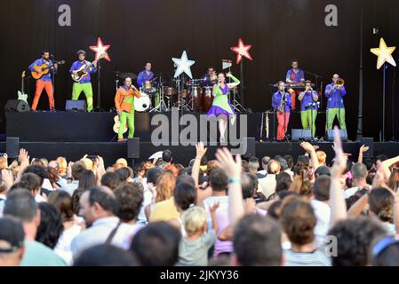 Die Kindermusikgruppe El Pot Petit tritt beim Festival der Jardins von Terramar in Sitges (Barcelona) auf. Die Kindermusikgruppe 'El Pot Petit' (der kleine Topf) hat vor etwa 1500 Personen im Jardins de Terramar gespielt, hauptsächlich Jungen und Mädchen zwischen 3 und 10 Jahren.'El Pot Petit' ist eine bekannte Kindermusikgruppe in Katalonien, die von Siddartha Vargas und Helena Bagué gegründet wurde (Pau und Jana) mit mehreren Musikern und Charakteren wie einem Drachen oder einem Wurm, wo sie Geschichten kreieren, tanzen und Kinder Spaß machen. Stockfoto