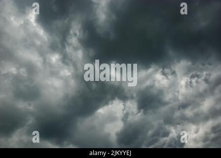 Gewitterwolken im stürmischen Himmel, dunkelgraue Wolkenlandschaft vor Regen Stockfoto