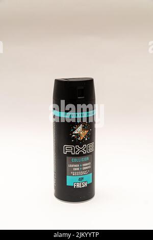 AX Herren Deodorant Spraydose für Männer isoliert auf weißem Hintergrund. Stockfoto