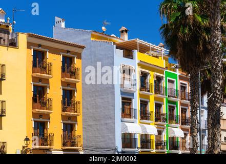 Typische Häuser und Gebäude, mit in hellen Farben lackierten Fassaden, an einem sonnigen Tag. Villajoyosa, Alicante (Spanien) Stockfoto