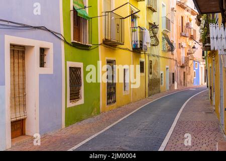 Typische Häuser und Gebäude, mit in hellen Farben lackierten Fassaden, an einem sonnigen Tag. Villajoyosa, Alicante (Spanien) Stockfoto