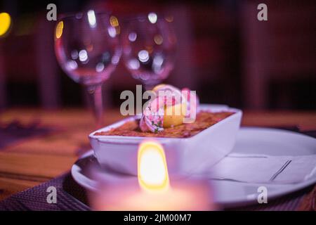 Lasagne für Meeresfrüchte in einem glänzenden Topf auf dem Tisch Stockfoto