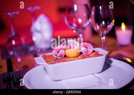 Lasagne für Meeresfrüchte in einem glänzenden Topf auf dem Tisch Stockfoto