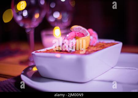 Lasagne für Meeresfrüchte in einem glänzenden Topf auf dem Tisch Stockfoto