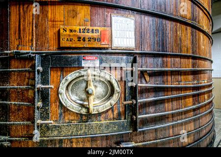 Ein Jahrgangs-Holzweinfermentationsfass in einem Weingut im Bundesstaat New York. Stockfoto