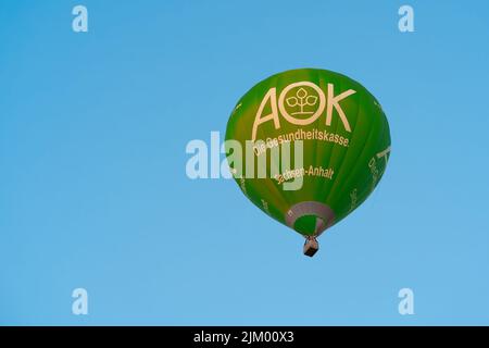 Heißluftballon mit Werbung für die Krankenversicherung AOK am Himmel von Magdeburg in Deutschland Stockfoto