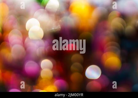 Abstrakter Hintergrund mit farbenfrohen Bokeh-defokussierten Lichtern und kreativem Illustrationsdesign Stockfoto