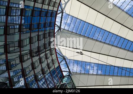 Die Decke des Sony Centers am Potsdamer Platz in Berlin Stockfoto