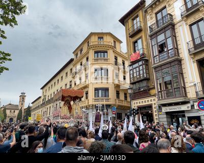 Granada, Spanien, 04-11-2022. Gläubige gehen auf die Straße, um ihre religiösen Bilder anzubeten. Stockfoto