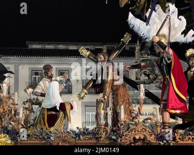 Granada, Spanien, 04-11-2022. Religiöse Skulpturen Prozession auf der Straße für Gläubige zu betrachten. Stockfoto