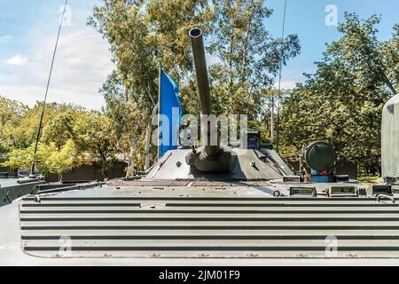 Russischer Panzerturm geparkt und bereit für den Kampf Stockfoto