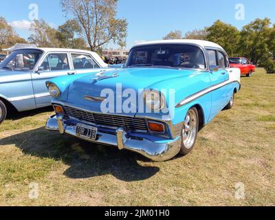 Chascomus, Argentinien - Apr 9, 2022 - Alter Himmel blau und weiß Chevrolet Chevy Bel Air Limousine vier Tür 1956 geparkt auf dem Gras. Oldtimer-Show. Copysp Stockfoto