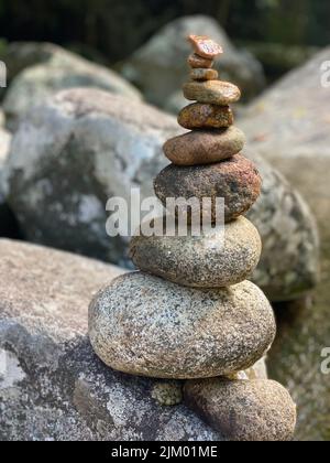 Eine vertikale Nahaufnahme eines Kieselturms Stockfoto