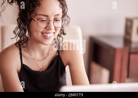 Ich habe heute viel getan. Eine junge Frau, die mit ihrem Laptop zu Hause sitzt. Stockfoto