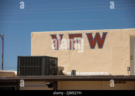 Benson, Arizona, USA - 31. Mai 2022: Das Licht des Nachmittags leuchtet auf der Veteran's of Foreign Wars VFW Hall in der Innenstadt von Benson. Stockfoto