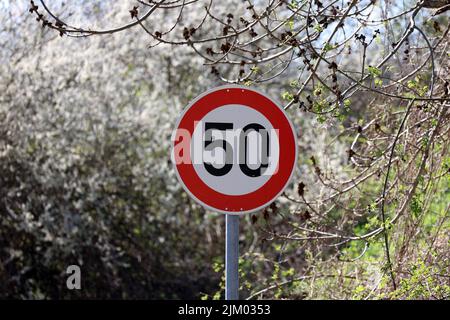 Runde Speed Limit Schild auf der Straße. 50 km pro Stunde. Stockfoto