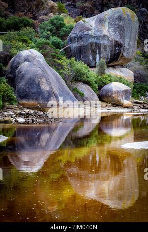 Eine vertikale Aufnahme des Tidal River, die riesige Felsen am Ufer des Wilsons Promontory in Australien reflektiert Stockfoto