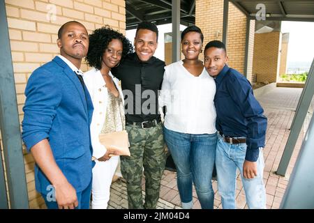 Johannesburg, Südafrika - 12. Dezember 2014: Junge afrikanische Studenten treffen sich auf dem Campus Stockfoto