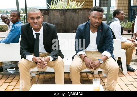 Johannesburg, Südafrika - 12. Dezember 2014: Junge afrikanische Studenten treffen sich auf dem Campus Stockfoto