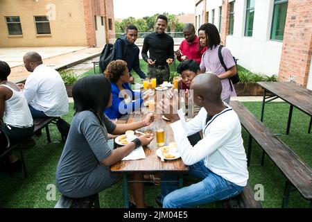 Johannesburg, Südafrika - 12. Dezember 2014: Junge afrikanische Studenten treffen sich auf dem Campus Stockfoto