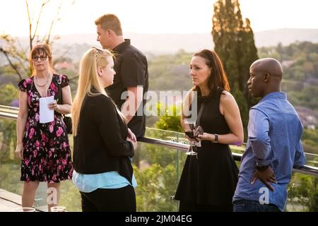 Johannesburg, Südafrika - 30. Oktober 2014: Verschiedene Leute treffen sich auf einer Cocktail-Party im Freien Stockfoto