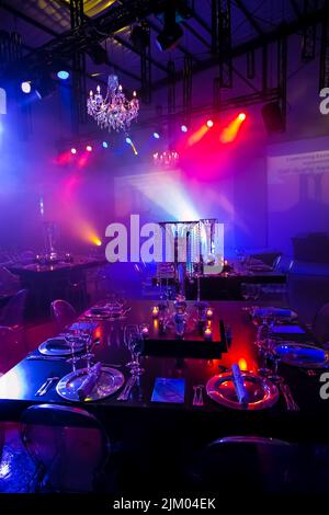 Johannesburg, Südafrika - 20. November 2014: Einrichtung und Einrichtung eines Gala-Dinners für Unternehmen Stockfoto