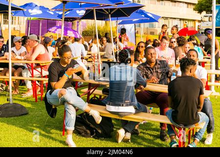 Johannesburg, Südafrika - 11. September 2015: Vielfältige junge Menschen im Biergarten im Freien Stockfoto