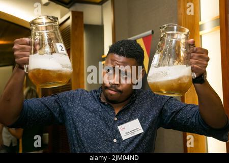 Johannesburg, Südafrika - 25. Februar 2016: Verschiedene Menschen nehmen an einem Bierverkostungswettbewerb Teil Stockfoto