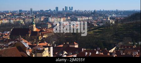 Eine Luftaufnahme des farbenfrohen Prager Stadtbildes mit historischen Gebäuden unter einem klaren blauen Himmel Stockfoto