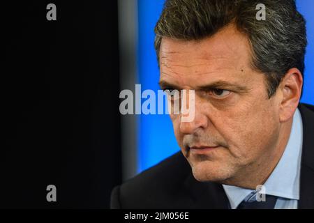 Buenos Aires, Argentinien. 03. August 2022. Der neu ernannte Wirtschaftsminister Sergio Massa bei einer Pressekonferenz nach seinem Amtsantritt im Gebäude des Wirtschaftsministeriums in Buenos Aires. Präsident Fernández ernennt Sergio Massa zum neuen Wirtschaftsminister Argentiniens. (Foto: Manuel Cortina/SOPA Images/Sipa USA) Quelle: SIPA USA/Alamy Live News Stockfoto