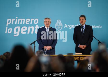 Buenos Aires, Argentinien. 03. August 2022. Der argentinische Präsident Alberto Fernández (L) und der neu ernannte Wirtschaftsminister Sergio Massa (R) sahen sich während einer Zeremonie im Bicentennial Museum an. Präsident Fernández ernennt Sergio Massa zum neuen Wirtschaftsminister Argentiniens. (Foto: Manuel Cortina/SOPA Images/Sipa USA) Quelle: SIPA USA/Alamy Live News Stockfoto