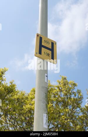 Eine vertikale Aufnahme eines Straßenschildes für einen Hydranten Stockfoto