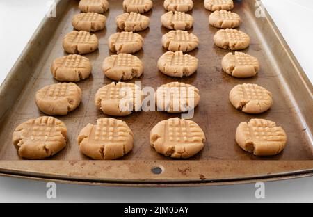 Peanut butter Cookie Dough auf Blech Stockfoto