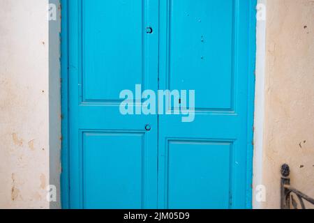 Eine Nahaufnahme einer alten blauen Vintage-Tür Stockfoto