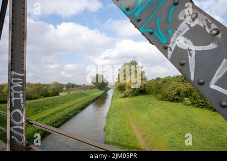 Eine Brücke über den Rhein-Herne-Kanal im Industriegebiet in Deutschland Stockfoto