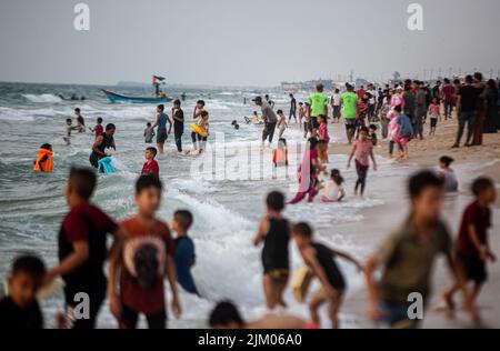 Gaza, Palästina. 03. August 2022. Die Palästinenser sahen ein Bad am Mittelmeerstrand, während sie der schwellenden Hitze in Khan Yunis im südlichen Gazastreifen entflohen waren. Kredit: SOPA Images Limited/Alamy Live Nachrichten Stockfoto