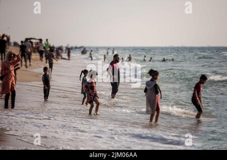 Gaza, Palästina. 03. August 2022. Die Palästinenser sahen ein Bad am Mittelmeerstrand, während sie der schwellenden Hitze in Khan Yunis im südlichen Gazastreifen entflohen waren. Kredit: SOPA Images Limited/Alamy Live Nachrichten Stockfoto