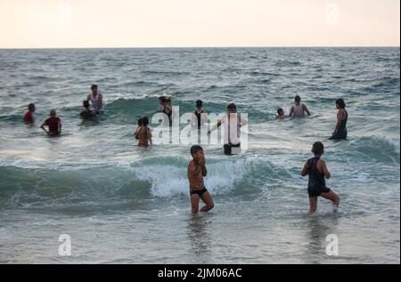 Gaza, Palästina. 03. August 2022. Die Palästinenser sahen ein Bad am Mittelmeerstrand, während sie der schwellenden Hitze in Khan Yunis im südlichen Gazastreifen entflohen waren. Kredit: SOPA Images Limited/Alamy Live Nachrichten Stockfoto