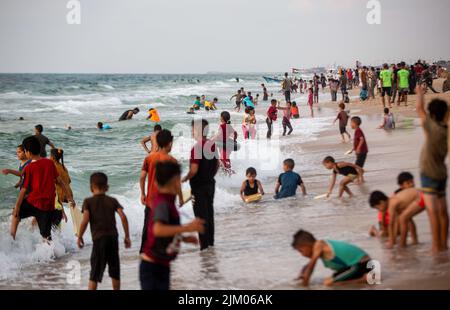 Gaza, Palästina. 03. August 2022. Die Palästinenser sahen ein Bad am Mittelmeerstrand, während sie der schwellenden Hitze in Khan Yunis im südlichen Gazastreifen entflohen waren. Kredit: SOPA Images Limited/Alamy Live Nachrichten Stockfoto