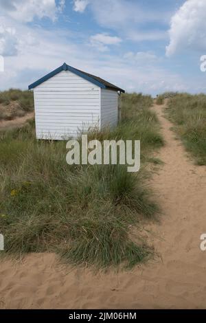 Strandhütten zwischen den Sanddünen im alten Hunstanton, Norfolk. Stockfoto